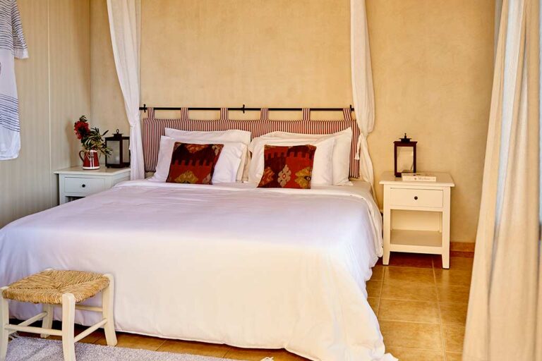 Zwei-Schlafzimmer-Suite mit Kingsize-Bett im Village Heights Resort