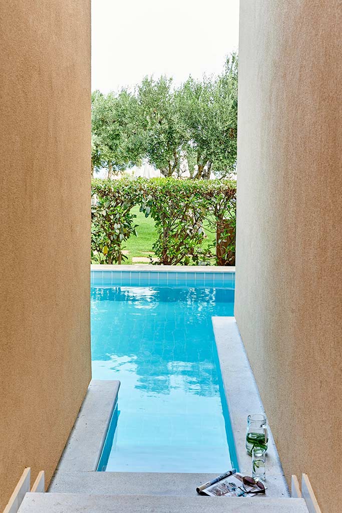 Revista Three Bedroom Villa, anteojos de sol y cóctel junto a la piscina privada en Village Heights Resort