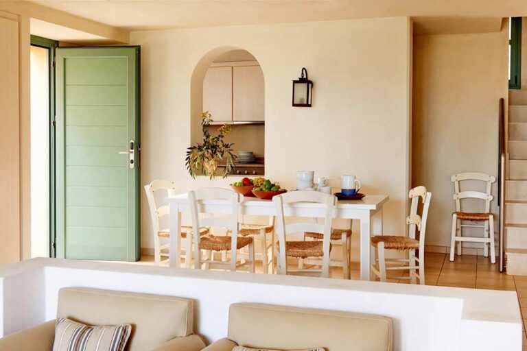 Wohn- und Essbereich der Villa mit drei Schlafzimmern im Village Heights Resort