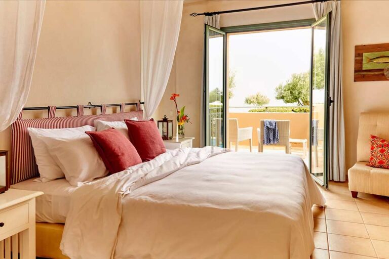Villa mit drei Schlafzimmern mit Kingsize-Bett und angrenzendem Privatbalkon im Village Heights Resort