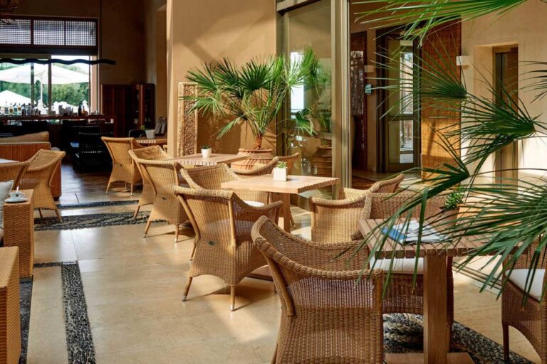 Filas de mesas y sillas en el vestíbulo del Village Heights Resort