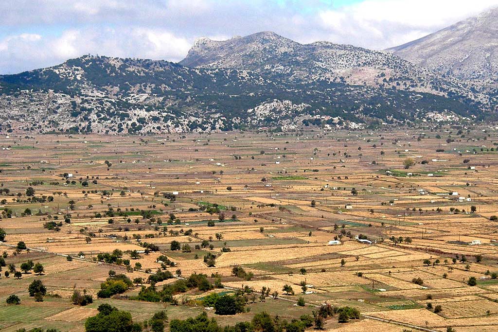 Blick von oben auf die Lassithi-Hochebene auf Kreta, Griechenland