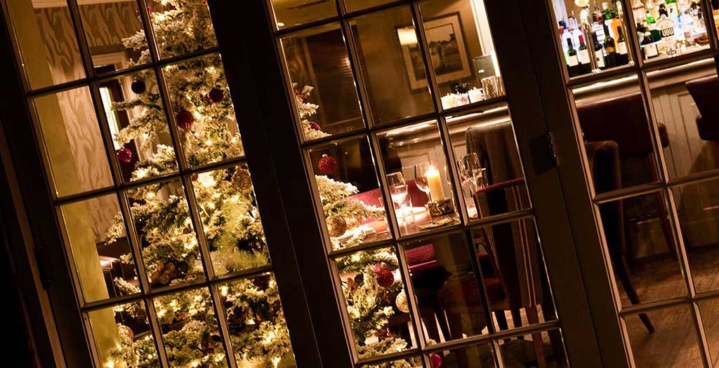 Árbol de Navidad instalado en un restaurante en el Hotel Arden