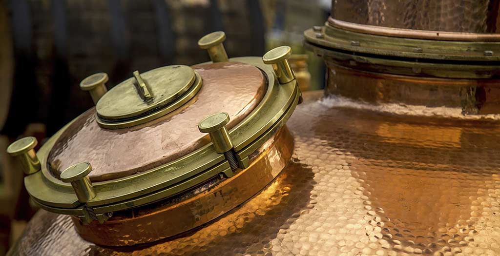 Equipo de destilación en la destilería de Shakespeare