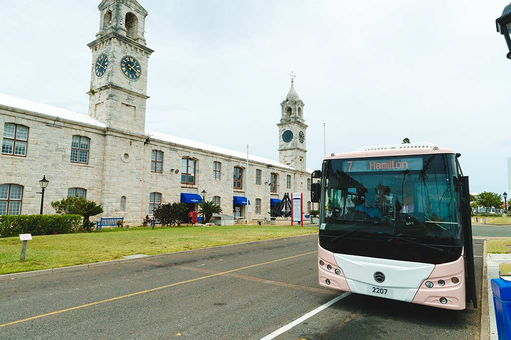 Autobús estacionado frente a un edificio histórico en las Bermudas