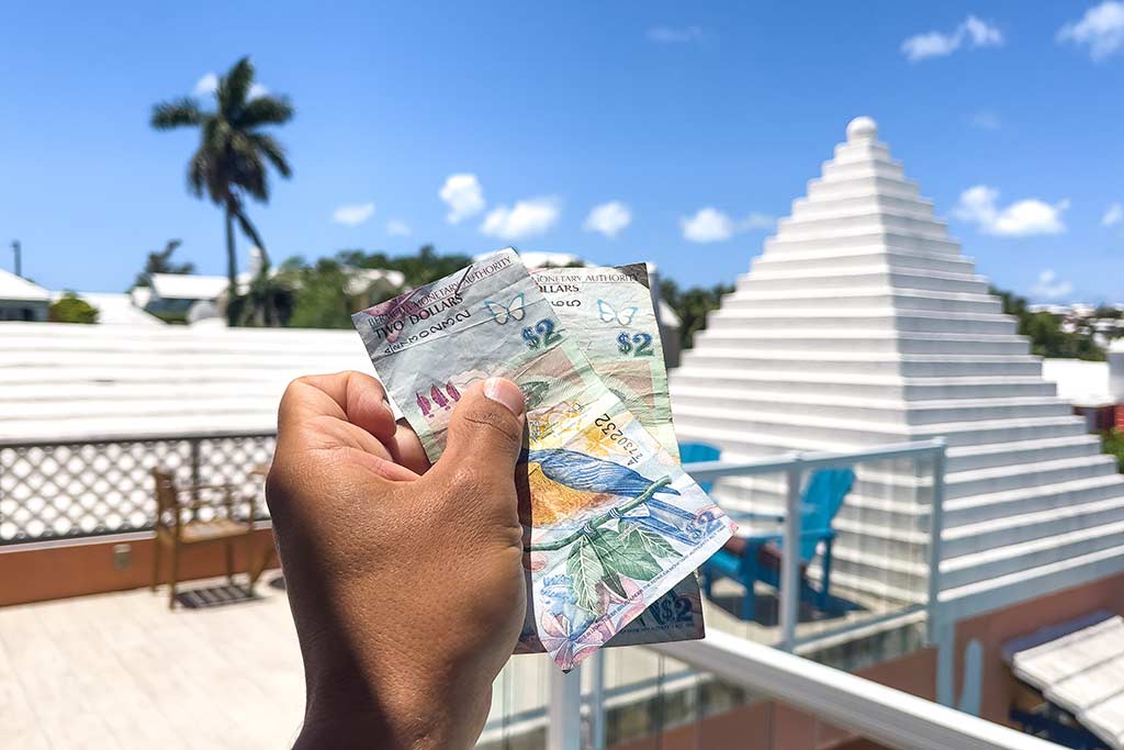 Person holding Bermudian dollar bills