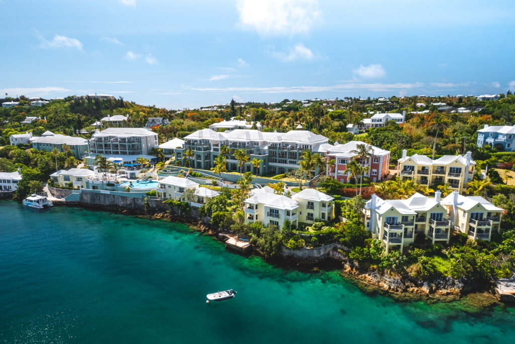 Luftaufnahme des Newstead Belmont Hills Resort auf Bermuda