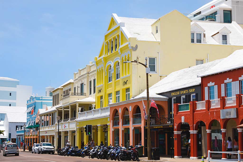 Fila de edificios de tiendas y restaurantes en las Bermudas