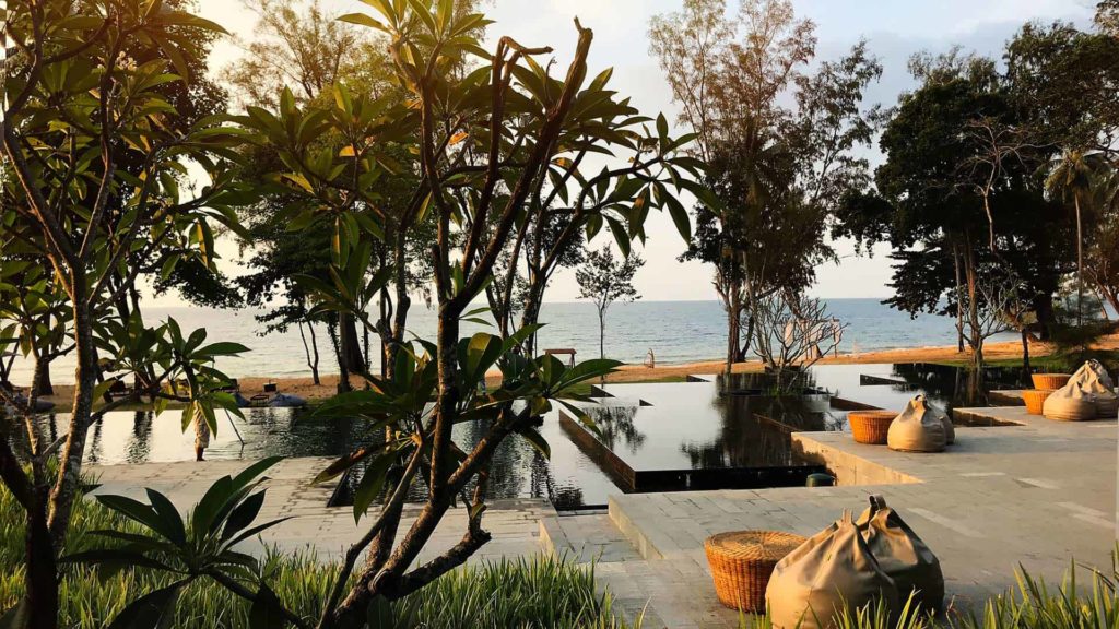 Asientos tipo puff junto a la piscina en Koh Russey Villas & Resort
