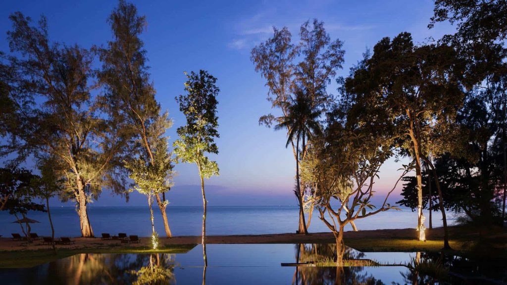 Vista del atardecer desde la piscina infinita en Koh Russey Villas & Resort