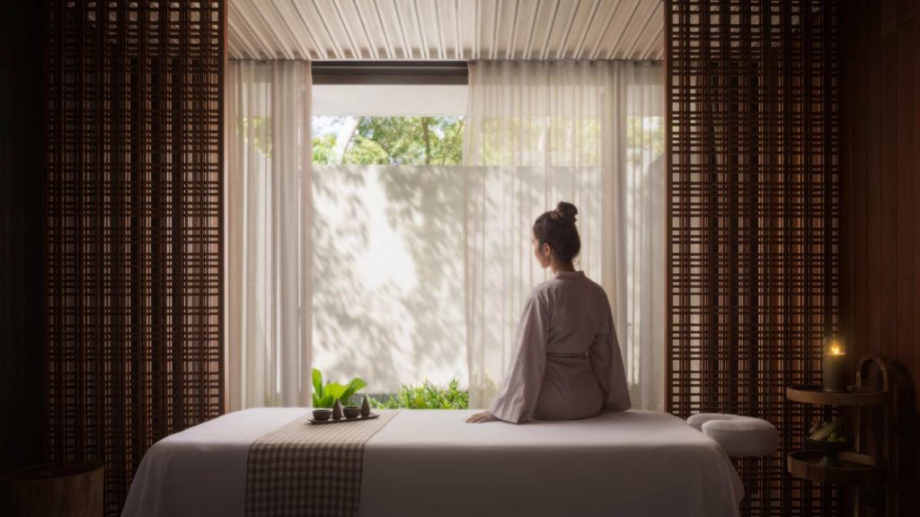 Mujer en bata, relajándose en la sala de tratamientos de spa en Koh Russey Villas & Resort Spa
