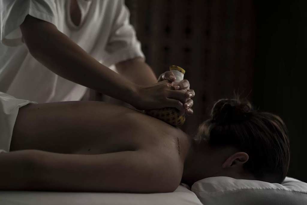 Mujer recibiendo tratamiento de masaje en Koh Russey Villas & Resort Spa