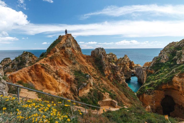 Mann, Wandern auf den Klippen am Meer der Algarve, Portugal