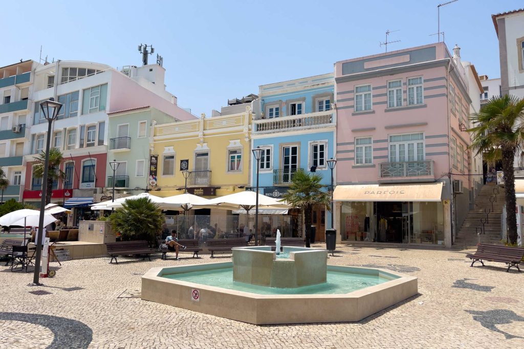 ساحة مدينة تاريخية محاطة بمباني متعددة الألوان في مدينة لاغوس القديمة