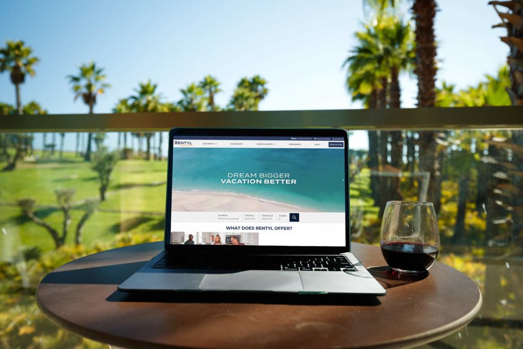 Laptop con el Rentyl Resorts sitio web