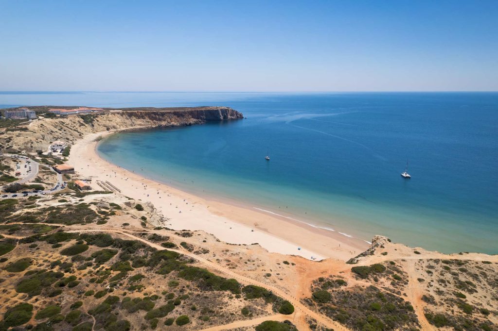 Vista aérea de la playa y los acantilados costeros de la playa de Mereta en Algarve, Portugal