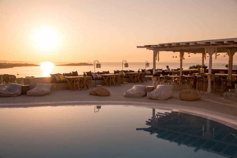 Pool und Poolbar bei Sonnenuntergang - Boheme Mykonos
