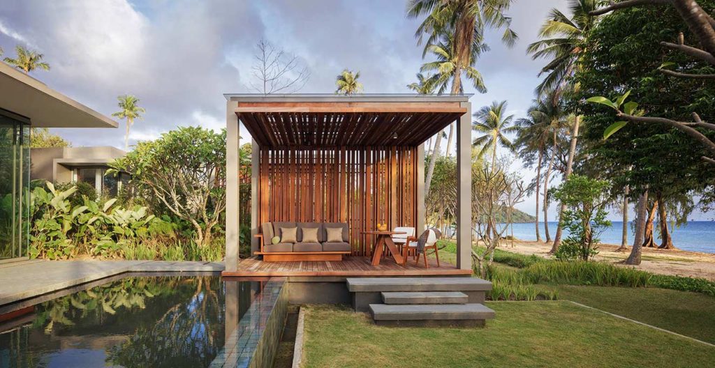 Koh Russey Villas & Resort Cabaña de 1 dormitorio frente a la playa amueblada con sofá, mesas y sillas