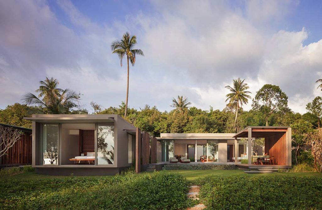 فيلات ومنتجع Koh Russey Villas & Resort 2 Bedroom Beachfront Villa من الخارج محاطة بالخضرة المورقة