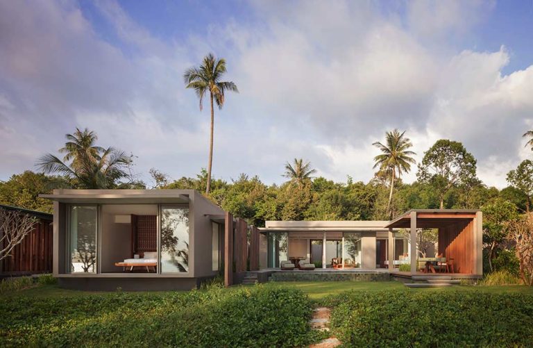 Koh Russey Villas & Resort Villa exterior de 2 dormitorios frente al mar rodeada de exuberante vegetación