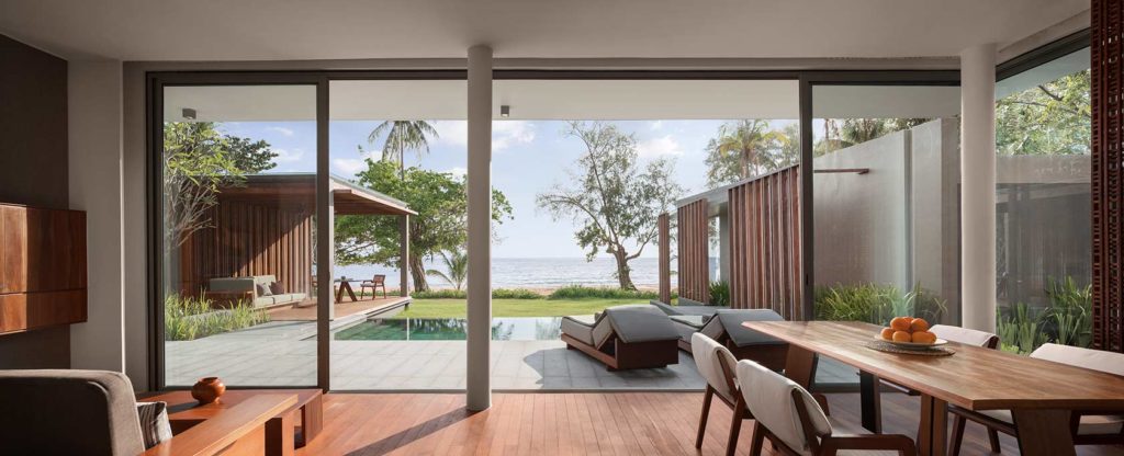 Koh Russey Villas & Resort Villa de 2 dormitorios frente a la playa comedor y sala de estar con vista a la piscina