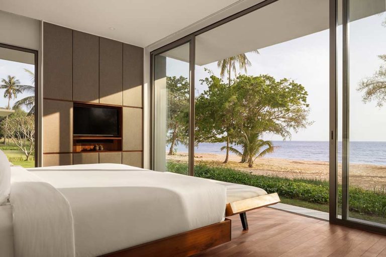 Koh Russey Villas & Resort Villa de 2 dormitorios frente a la playa dormitorio con grandes ventanales y vista al mar
