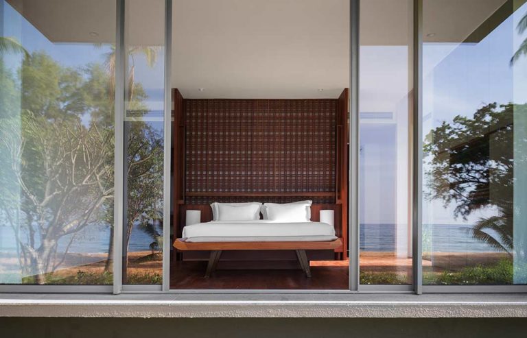 Koh Russey Villas & Resort Villa de 2 dormitorios frente a la playa dormitorio con ventanas abiertas