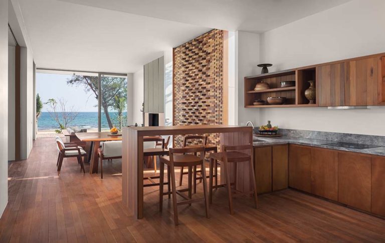 Koh Russey Villas & Resort Villa frente a la playa de 4 dormitorios Cocina de concepto abierto, comedor y sala de estar con vista al mar