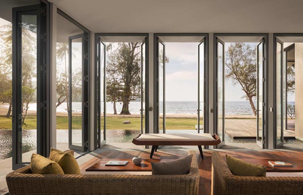 Koh Russey Villas & Resort Villa frente a la playa de 4 habitaciones con sala de estar con ventanas abiertas y vista al mar