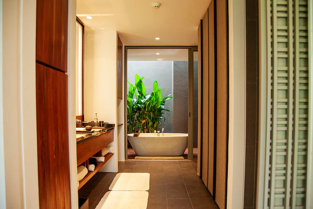 Koh Russey Villas & Resort: baño Beach Front Pavilion con tocador doble y bañera profunda