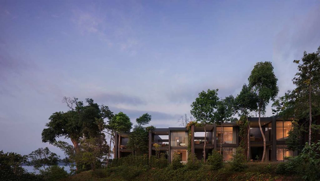 Koh Russey Villas & Resort - Exterior del pabellón con vistas al jardín al atardecer