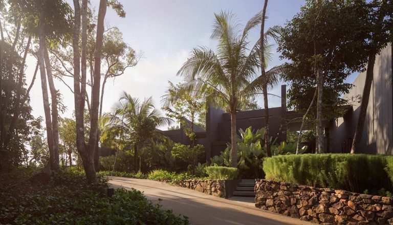 Koh Russey Villas & Resort - Exterior del pabellón con vistas al jardín