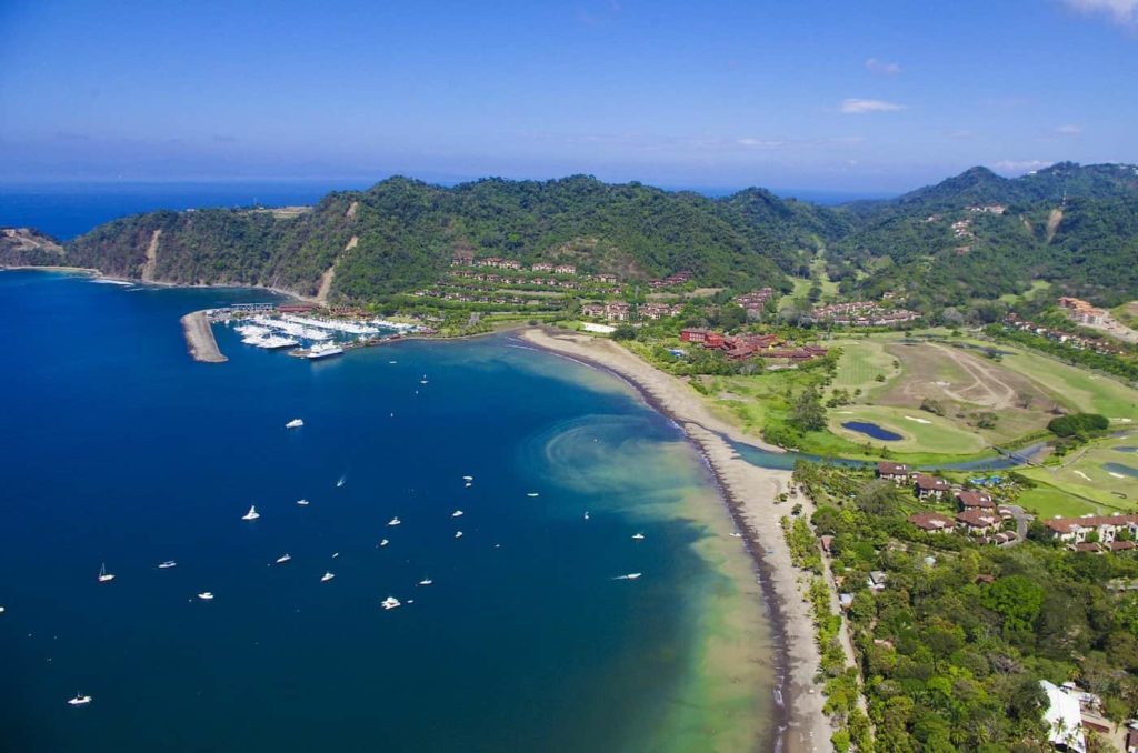 Vista aérea de la bahía y la playa de Herradura en Los Sueños Resort & Marina, Costa Rica