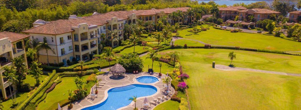 Condominios de lujo con piscina al aire libre en Los Sueños Resort & Marina