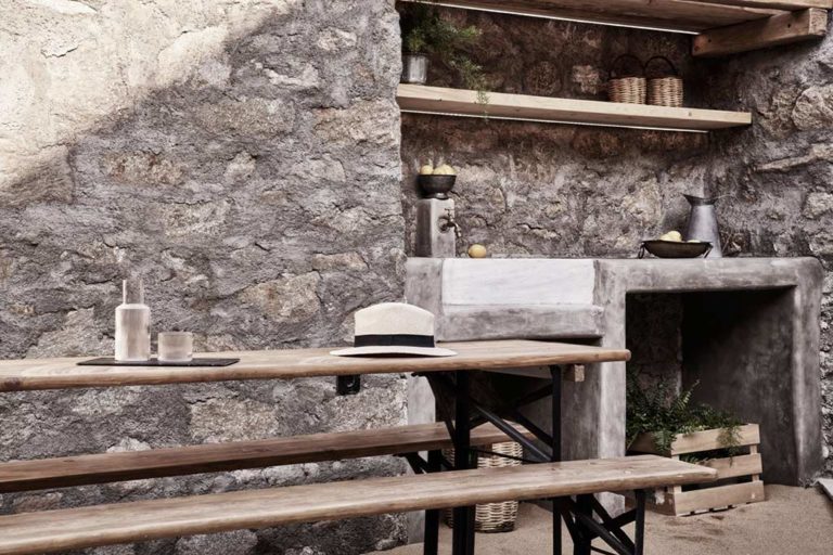 Nomad Mykonos - Mesa de comedor al aire libre y cocineta Cave Suite