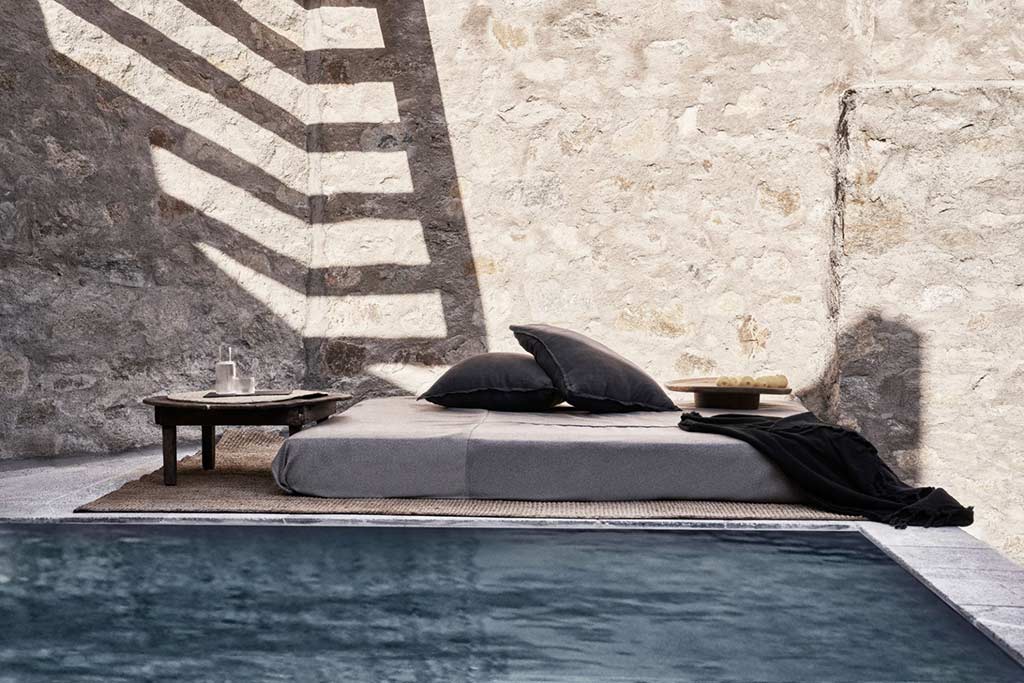 Nomad Mykonos - Muebles de salón Cave Suite junto a la piscina al aire libre
