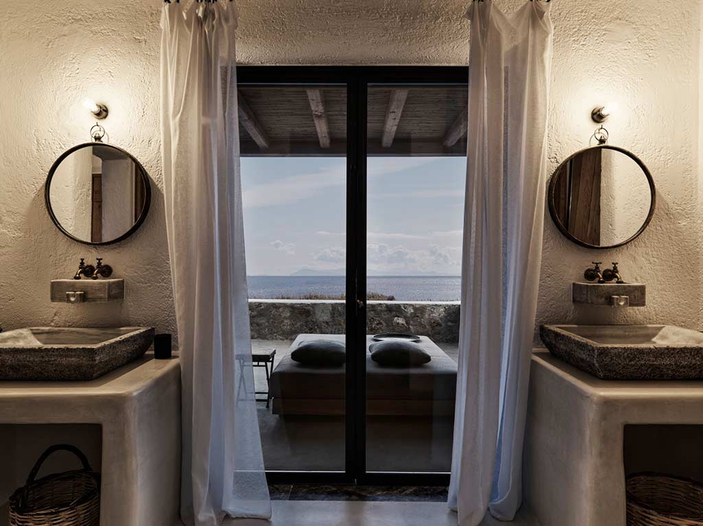 Nomad Mykonos – Waschtische im Badezimmer neben der Glastür, die zur Terrasse der Honeymoon Suite führt