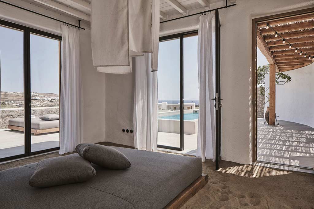 Nomad Mykonos - Kukulu Suite mit Tagesbett und Glastüren zur Terrasse