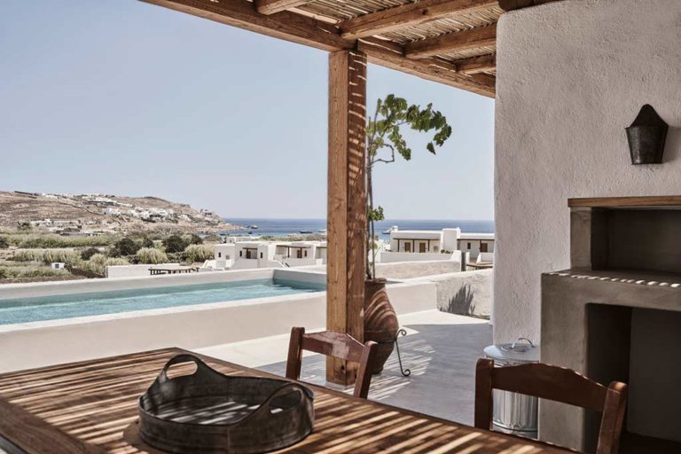 Nomad Mykonos - Terraza al aire libre de la suite Kukulu con mesa de comedor y piscina