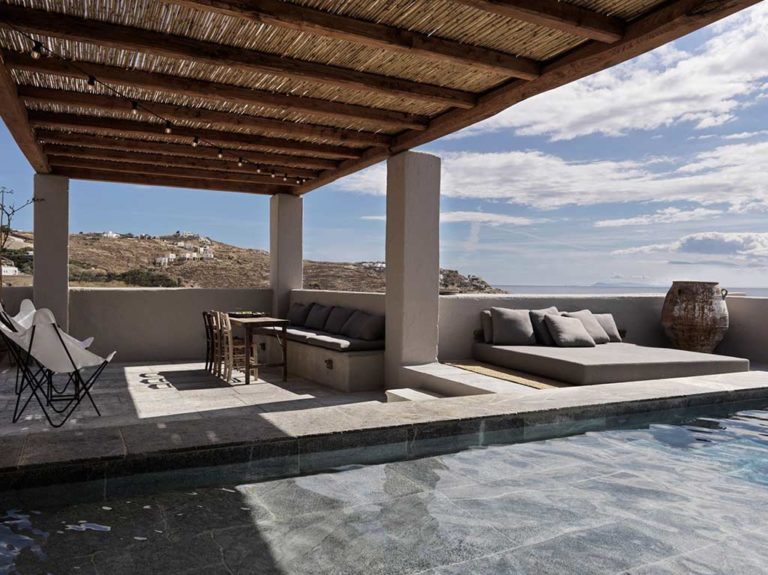 Nomad Mykonos - Nomad Suite Sea View terraza exterior cubierta y piscina