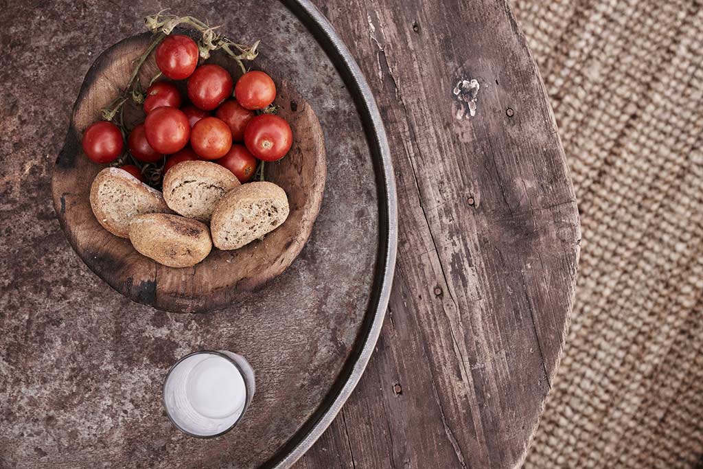 Pan emplatado y tomates en Nomad Mykonos