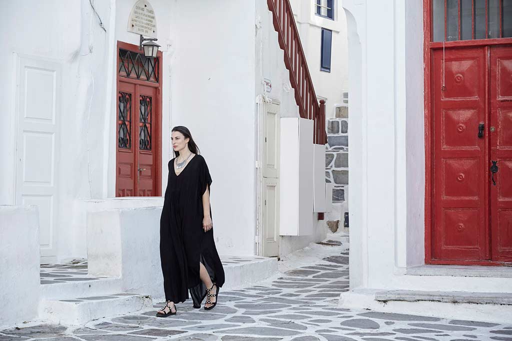Mujer caminando por un pueblo en Mykonos, Grecia