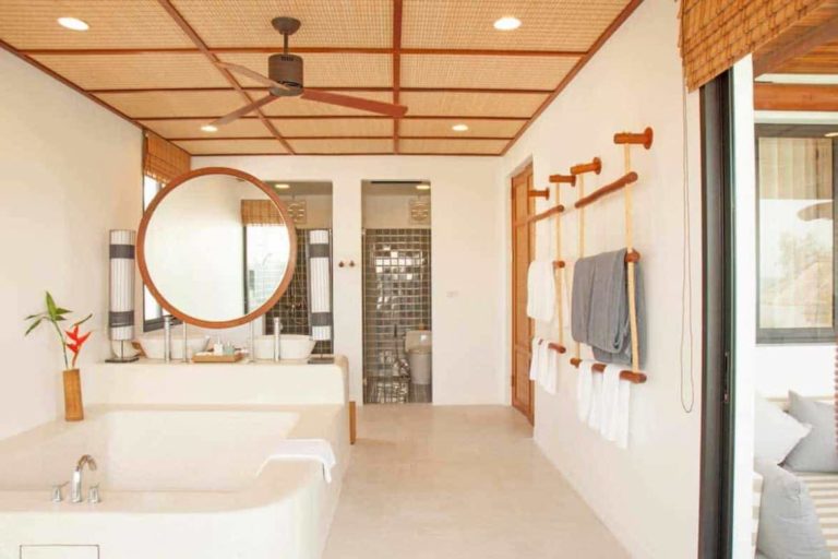 Baño con bañera profunda, tocador, ducha e inodoro de la villa de dos habitaciones en Royal Sands Koh Rong