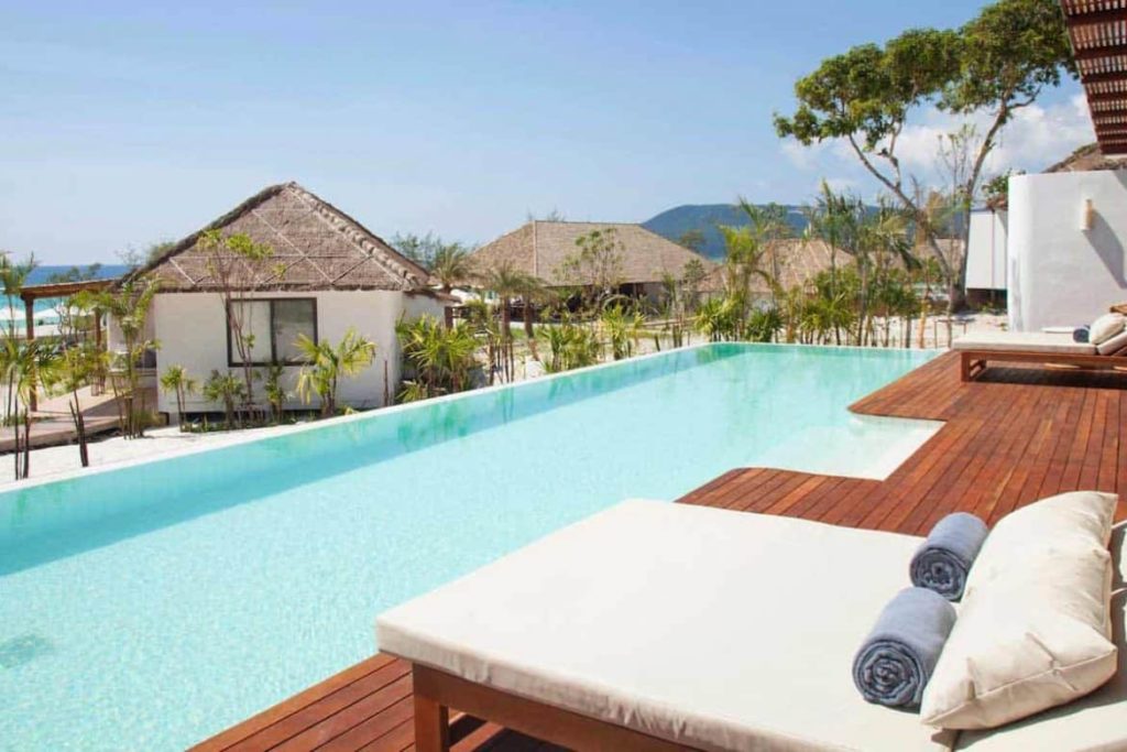 Terraza y piscina de la villa privada de dos dormitorios en Royal Sands Koh Rong