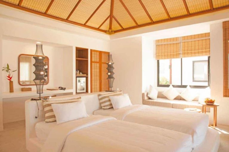 Dormitorio de la villa de dos dormitorios con dos camas individuales en el Royal Sands Koh Rong