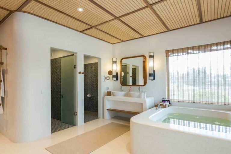 Baño con bañera profunda, tocador, ducha e inodoro de la villa de tres habitaciones en Royal Sands Koh Rong