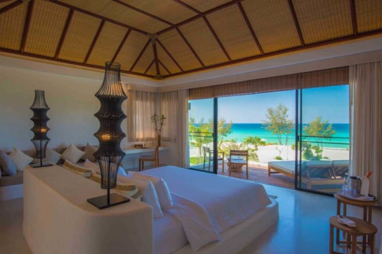 غرفة نوم فيلا بثلاث غرف نوم مع سرير كينج ومنطقة جلوس في Royal Sands Koh Rong