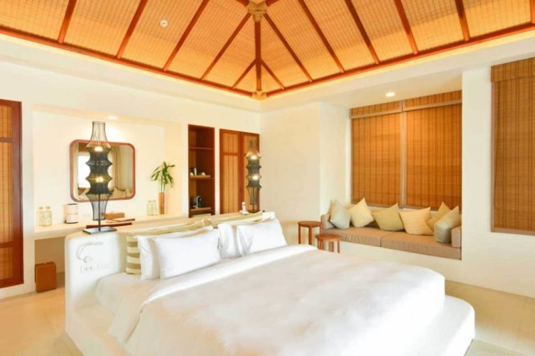 Dormitorio de la villa de tres habitaciones con cama King y sala de estar en el Royal Sands Koh Rong