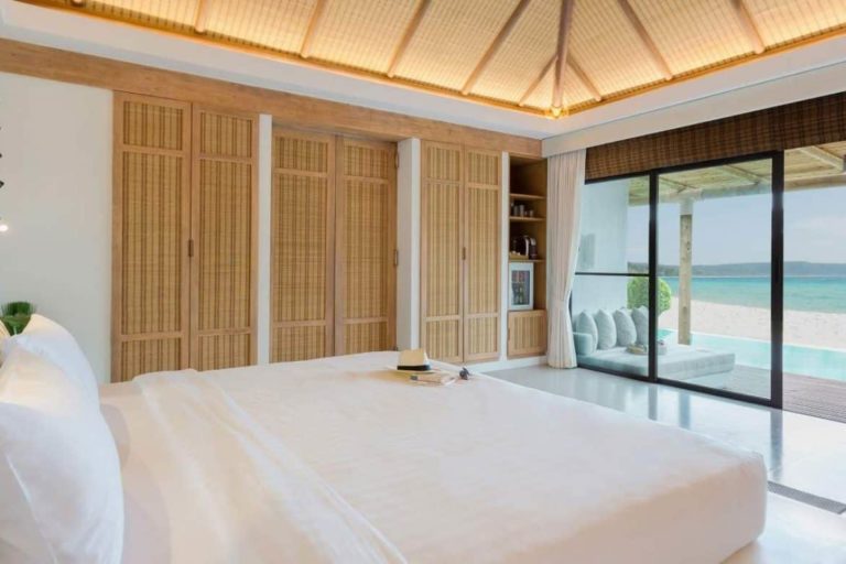 غرفة نوم في فيلا مطلة على الشاطئ مع سرير كينج في رويال ساندز كوه رونج