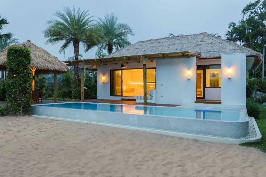 Vista exterior de la villa privada con piscina frente al mar en Royal Sands Koh Rong